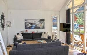 un soggiorno con divano e tavolo di 3 Bedroom Lovely Home In Farsund a Farsund