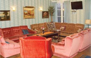 ein Wohnzimmer mit Couch und Stühlen in der Unterkunft Awesome Home In Gräsmark With Sauna in Gräsmark