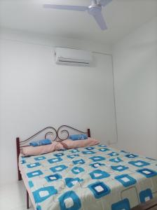 Ike village في Kota Samarahan: غرفة نوم فيها سرير عليه رنتين