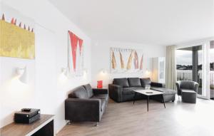 ein Wohnzimmer mit einer Couch und einem Tisch in der Unterkunft Priwallpromenade 23, Whg 1 in Priwall