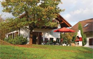 a house with a tree and a red umbrella at Ferienhaus 12 In Kirchheim in Kirchheim