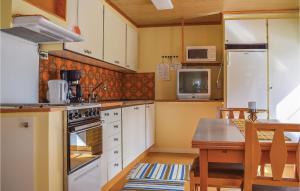 Kuchyň nebo kuchyňský kout v ubytování Stunning Home In Katthammarsvik With Kitchen