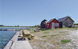 un quai avec un groupe de bâtiments à côté de l'eau dans l'établissement Nice Home In Katthammarsvik With 1 Bedrooms, à Katthammarsvik