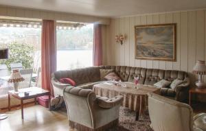 Χώρος καθιστικού στο 2 Bedroom Beautiful Home In Langangen