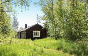 ÅsljungaにあるNice Home In rkelljunga With 1 Bedroomsの畑の中の古い小屋