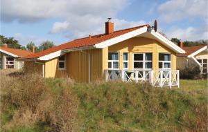 プリヴァルにあるAbendrot 8 - Dorf 3の赤屋根の黄色い家