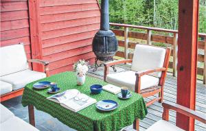 una mesa y 2 sillas en un porche con fogones en Lovely Home In Hatlestrand With Kitchen en Hatlestrand