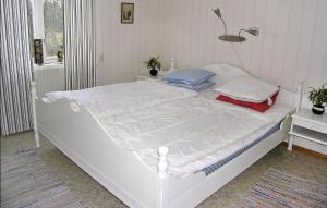 1 cama blanca con almohadas en el dormitorio en Stunning Home In Kalv With Kitchen en Kalv