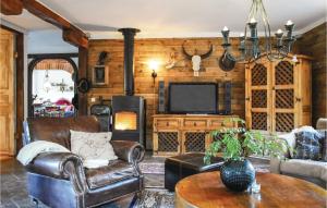 un soggiorno con mobili in pelle e TV di Lovely Home In Klippan With Sauna a Klippan