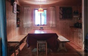 SjusjøenにあるGorgeous Home In Sjusjen With Saunaのダイニングルーム(テーブル、窓付)