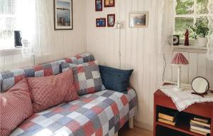 sala de estar con sofá y mesa en Pet Friendly Home In Sollebrunn With Wifi en Sollebrunn