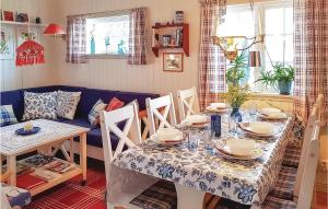 Restoran või mõni muu söögikoht majutusasutuses Pet Friendly Home In Sollebrunn With Wifi