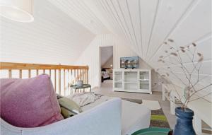 a living room with a couch and a tv at Lovely Home In Zerpenschleuse With Wifi in Zerpenschleuse