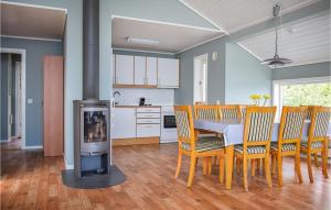 uma cozinha e sala de jantar com mesa e cadeiras em Lovely Home In Nedstrand With Sauna em Nedstrand