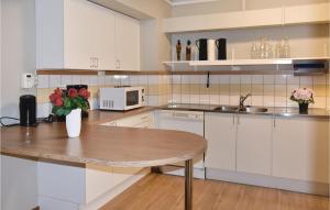 Η κουζίνα ή μικρή κουζίνα στο 4 Bedroom Awesome Apartment In Finspång +11 φωτογραφίες