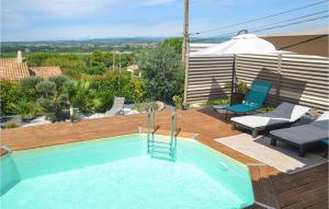 een zwembad met 2 stoelen en een tafel bij Beautiful Home In Campagnan With Kitchen in Campagnan