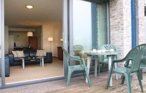 Zimmer mit einem Tisch und Stühlen sowie einem Wohnzimmer in der Unterkunft Beautiful Apartment In Breskens With Wifi in Breskens
