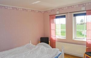 Säng eller sängar i ett rum på Beautiful Home In Ystad With 3 Bedrooms