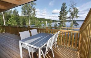 una mesa y sillas en una terraza con vistas al agua en Gorgeous Home In Dalslnged With House Sea View en Långbron