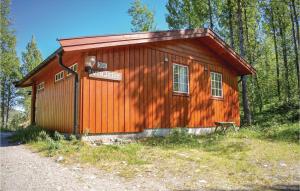 a small cabin with a sign on the side of it at Vinjebu in Hemsedal