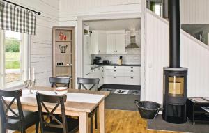 uma cozinha e sala de jantar com um fogão a lenha em Nice Home In Vetlanda With Wifi em Skirö