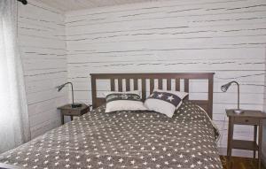 um quarto com uma cama com duas mesas de cabeceira e dois candeeiros em Nice Home In Vetlanda With Wifi em Skirö