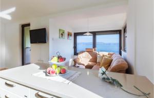 una cucina e un soggiorno con divano e tavolo di Pet Friendly Apartment In Labin With Kitchen a Labin