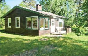 una pequeña casa en un campo con un patio en Bergsvik, en Munkedal