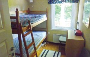 ムンケドルにあるBergsvikの小さなベッドルーム(二段ベッド1組、デスク付)
