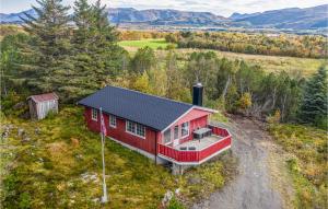 een luchtfoto van een rood huis in een veld bij Amazing Home In Farstad With House Sea View in Farstad