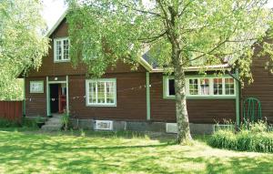 a brown house with a tree in front of it at Cozy Home In Visseltofta With Kitchen in Visseltofta