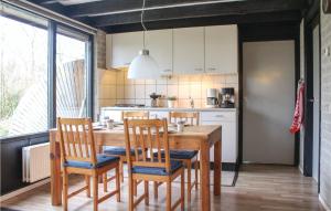 cocina con mesa de madera y sillas en Lovely Home In Reutum With Wifi, en Reutum