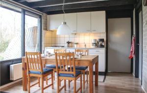 een keuken met een houten tafel en stoelen bij Stunning Home In Reutum With 3 Bedrooms And Wifi in Reutum