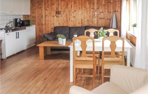 UrshultにあるNice Home In Urshult With House Sea Viewのキッチン、リビングルーム(テーブル、椅子付)