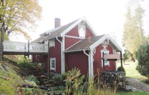 uma casa vermelha com uma ponte em frente em 2 Bedroom Gorgeous Home In Rrvik em Rörvik