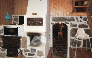 RörvikにあるBeautiful Home In Rrvik With 2 Bedrooms And Wifiの家の中のリビングルーム(石造りの暖炉付)