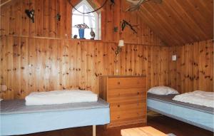 Säng eller sängar i ett rum på 2 Bedroom Gorgeous Home In Rrvik