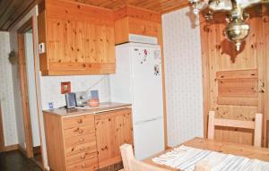 Kuchyňa alebo kuchynka v ubytovaní Nice Home In Uddevalla With 3 Bedrooms And Wifi