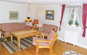 sala de estar con sofá y mesa en Gormetorp, en Barnebo