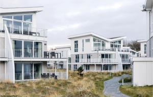 una hilera de casas blancas en la playa en Dünenvilla 3, Whg 5, en Travemünde