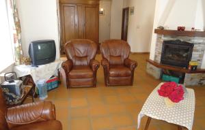 sala de estar con 3 sillas de cuero y TV en Appartment C, en Haut-Fays