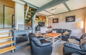 a living room with leather furniture and a fireplace at Ferienhaus 17 In Kirchheim in Reimboldshausen