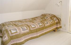 Tempat tidur dalam kamar di Amazing Home In Vrnamo With Kitchen