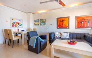 sala de estar con sofá y mesa en Beautiful Apartment In La Manga With Wifi, 2 Bedrooms And Outdoor Swimming Pool, en San Blas