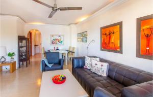 Coin salon dans l'établissement Beautiful Apartment In La Manga With Wifi, 2 Bedrooms And Outdoor Swimming Pool