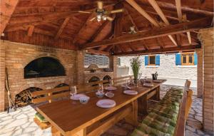 En restaurant eller et spisested på Gorgeous Home In Bibici With Sauna
