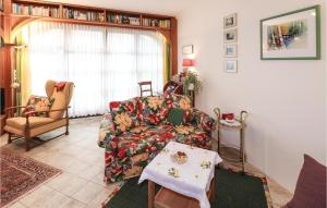 een woonkamer met een bank en een tafel bij Pet Friendly Home In Mondsee With Kitchen in Mondsee