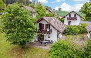 uma vista aérea de uma casa com um quintal em Ferienhaus 8 In Kirchheim em Kirchheim