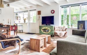 un soggiorno con divano e TV di 1 Bedroom Gorgeous Home In Rekem-lanaken a Bovenwezet