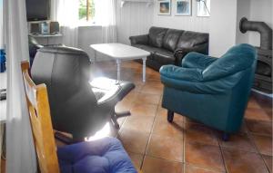 HeradにあるAmazing Home In Farsund With Wifiのリビングルーム(ソファ、椅子、テーブル付)